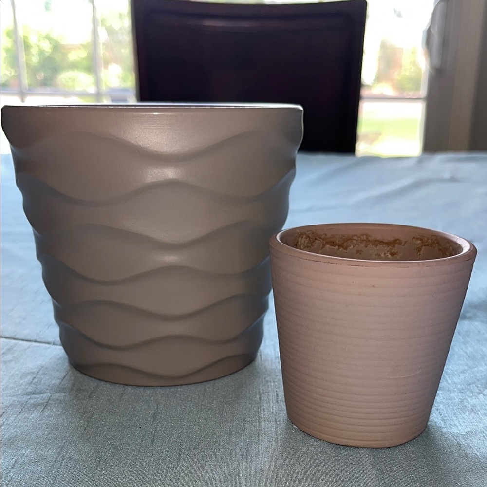 Set of Two Ceramic Textured Planters in Gray